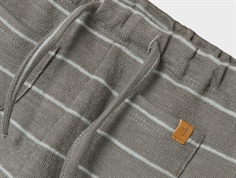 Grå buks med smalle hvide striber og bindebånd fra Lil Atelier 13236938 Silent storm